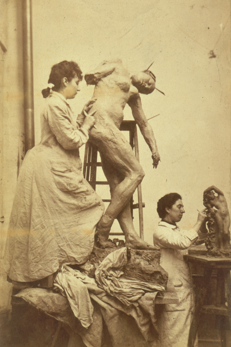 Camille Claudel modelant Sakountala