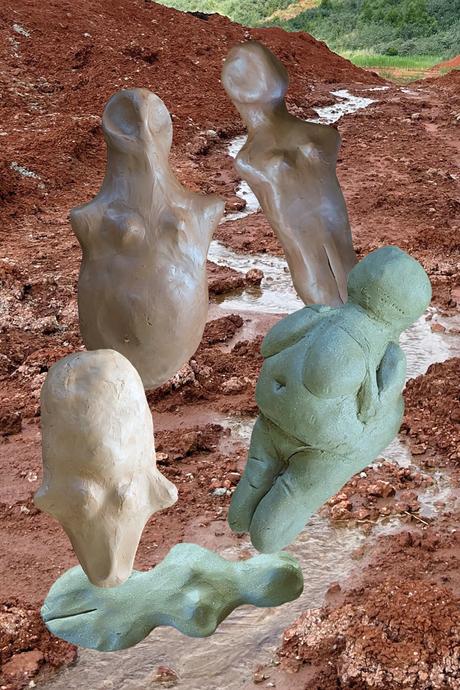 Scultures humanoïdes devant un paysage avec de l'argile et une rivière