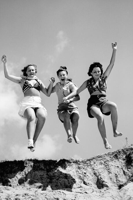 3 jeunes filles découvrent la mer grâce aux premiers congés payés