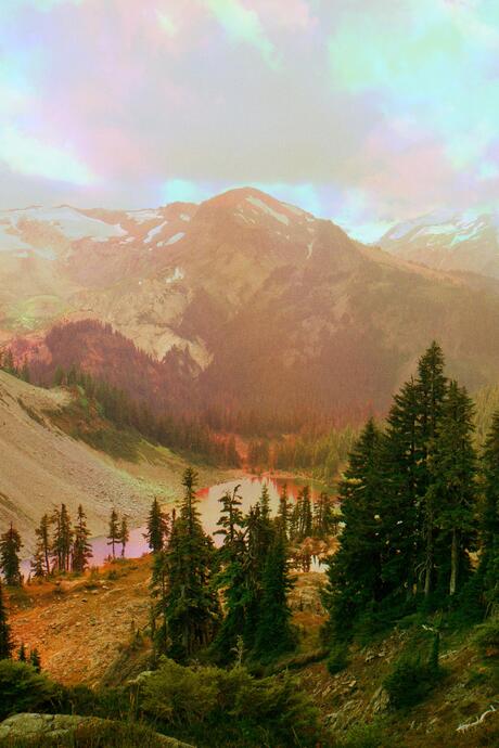 Photo d'un paysage de montage avec un effet coloré holographique dans le ciel