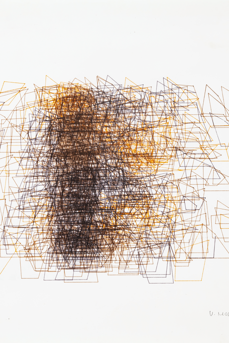 C’est Structure du quadrilatère (1988) de Vera Molnár, une pionnière de l’art génératif. Ce dessin a été réalisé à l’aide d’un ordinateur et d’un plotter, une technique avant-gardiste pour l’époque. On y voit une superposition dense de quadrilatères irréguliers en encre noire et orangée, qui crée une texture presque vibrante, avec un effet de densité au centre et une dissolution progressive vers les bords.