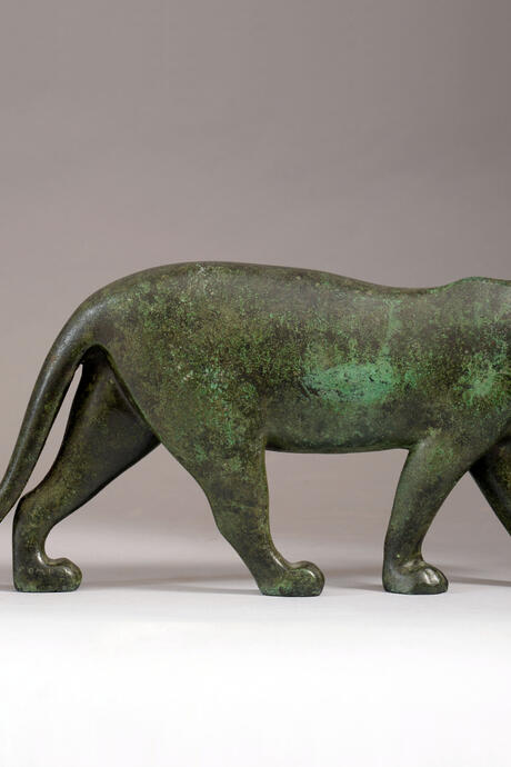 Une sculpture de panthère noire en bronze à patine vert antique. C'est l’oeuvre phare de l’exposition, réalisée pour Marguerite de Bayser-Gratry, collectionneuse de bronzes antiques et sculptrice.
