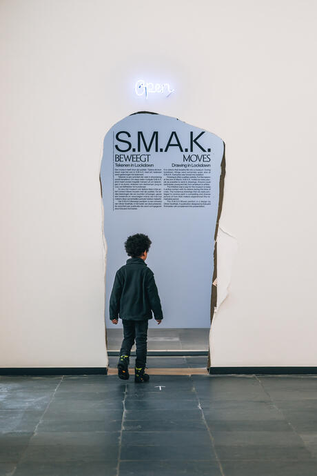 Un enfant dans une salle du musée