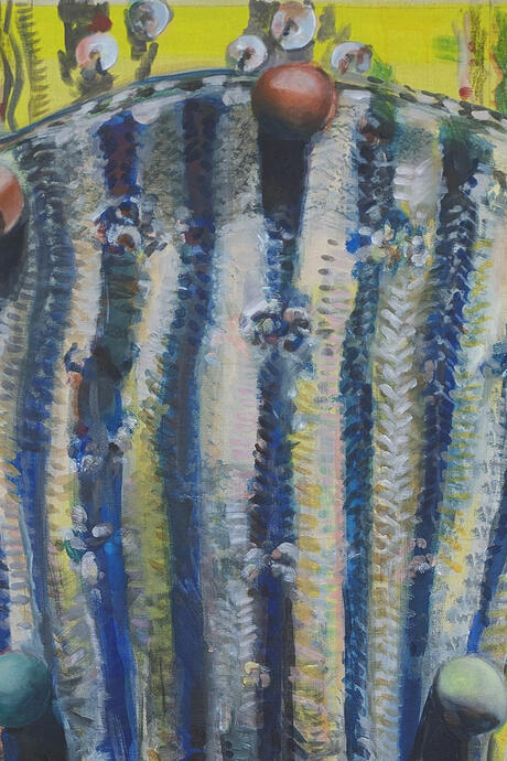 Détail du dixième portrait inspiré d'un rituel Yoruba d'Afrique de l'Ouest. Titre : Hors de soi 10. Peinture de 150 cm de hauteur et 100 cm de largeur. A la place de la face cachée : bandes verticales blanches et bleues, entourée d'un tissu jaune et de l'ocre se trouve de parte et d'autre de ce visage caché. On trouve des boules de couleurs différentes réparties entre les bandes.