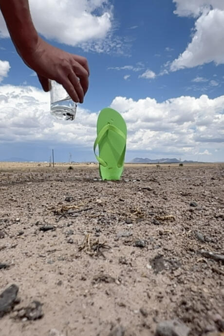 Donner un verre d'eau au désert chaque jour
