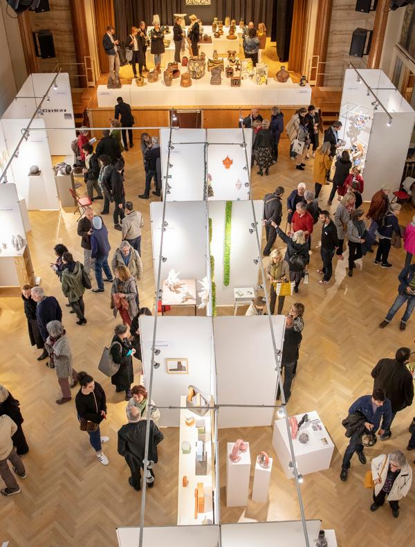 Vue générale du Salon de la céramique contemporaine dans l’Annexe Art Déco de la Mairie du 14e arrondissement ©C14-PARIS-2020.