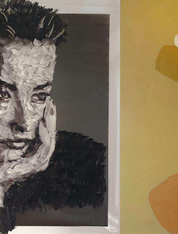 Deux oeuvres d'art portrait femme en plumes et empilement de pierres abstrait