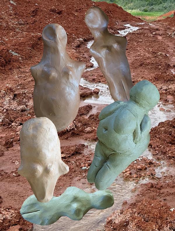 Scultures humanoïdes devant un paysage avec de l'argile et une rivière