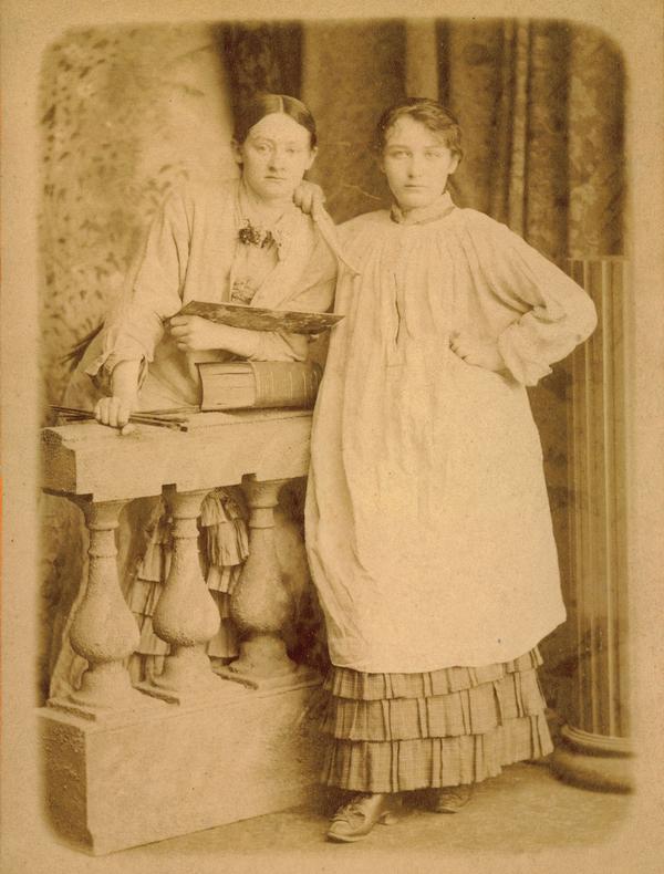 Camille Claudel et Ghita Theuriet vers 1882 