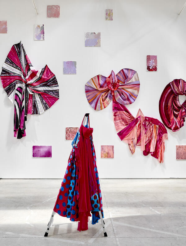 Lise Haller Baggesen, Ensemble d’huiles sur toile et huiles sur polyester, 2020-2023. © Le Confort Moderne. Photo : Pierre Antoine