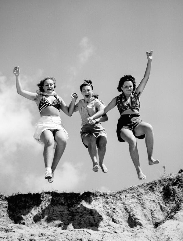 3 jeunes filles découvrent la mer grâce aux premiers congés payés