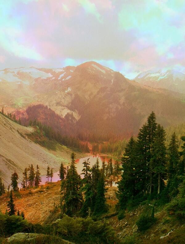 Photo d'un paysage de montage avec un effet coloré holographique dans le ciel