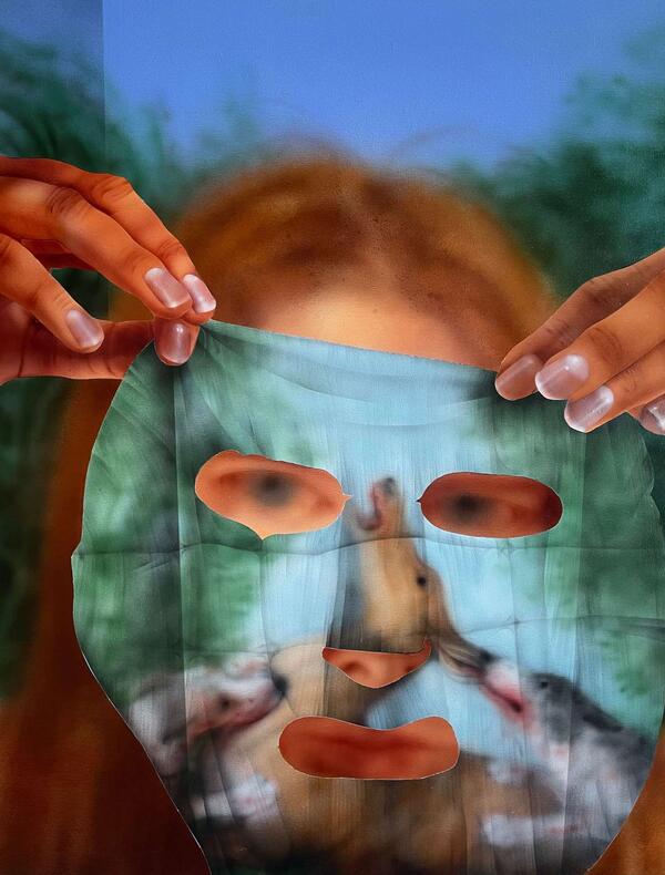 Peinture d'Helena Minginowicz, une femme qui porte un masque dans ses mains