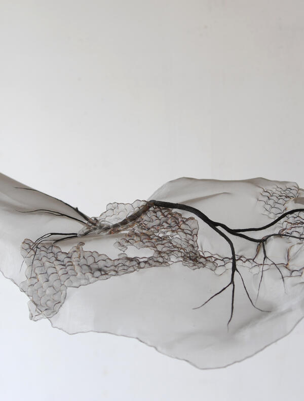 Paysage perdu 2, toile et laine d’acier inoxydable, encre de gravure, 45x150x60 cm, 2022