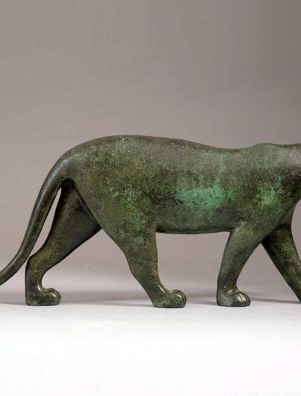 Une sculpture de panthère noire en bronze à patine vert antique. C'est l’oeuvre phare de l’exposition, réalisée pour Marguerite de Bayser-Gratry, collectionneuse de bronzes antiques et sculptrice.