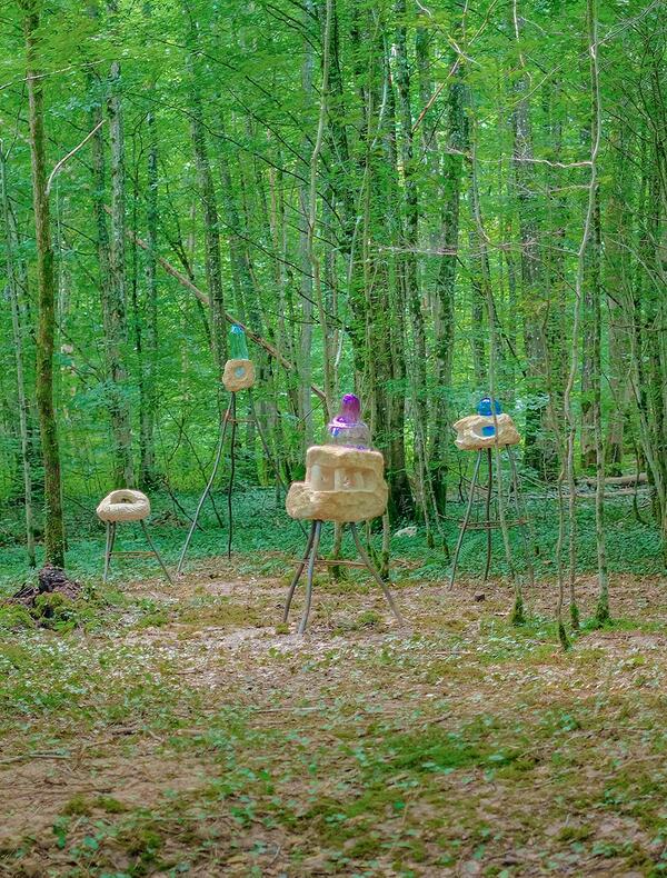 Vue de l'exposition Les vilains visibles, Charlie Jouan, Vent des Forêts, forêt communale de Nicey-sur-Aire
