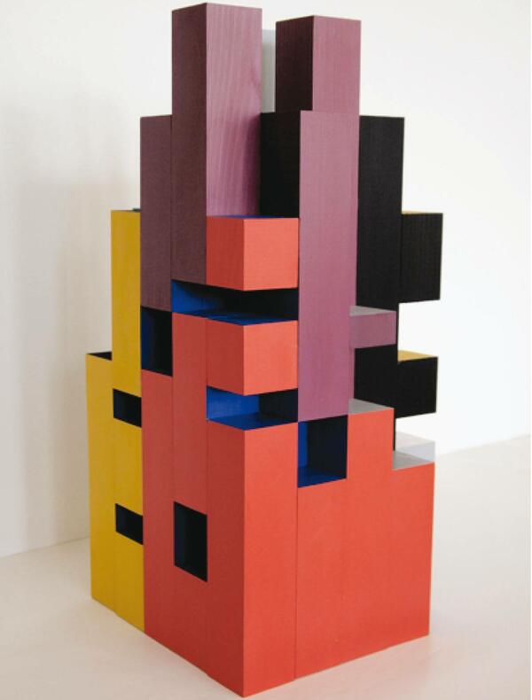 Art construit- sculpture multicolore, acrylique sur bois, H 40x20x20 cm.
