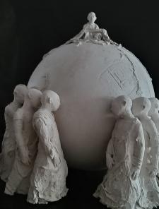 Kto, sculpture en terre d'Evelyne Galinski