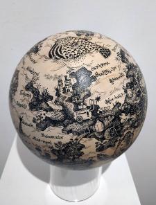 Dessins de Claire Fanjul réalisés au feutre sur bois, papier, faïence fine et oeufs d'autruche Dessins de Claire Fanjul réalisés au feutre sur bois, papier, faïence fine et oeufs d'autruche