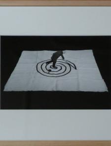 Gilbert Garcin trace à main levée une immense spirale Gilbert Garcin trace à main levée une immense spirale