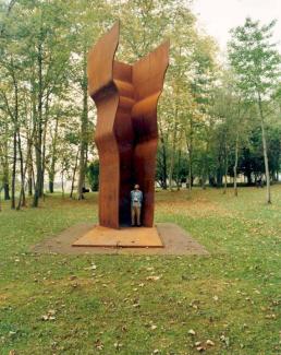 Eduardo Chillida Buscando la luz I - Argiaren bila I, corten altzairua, 1997 - eskulturaren barruan lehengo herdoiltze faseetan