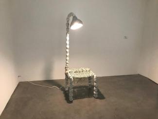Ortamiklos, The White Lady 2, 2018. Chaise, béton, câbles électriques, barres d'armatures, ampoules électriques, 177,5 x 70 x 57 cm. Courtesy des artistes et Functional Art Gallery, Berlin.