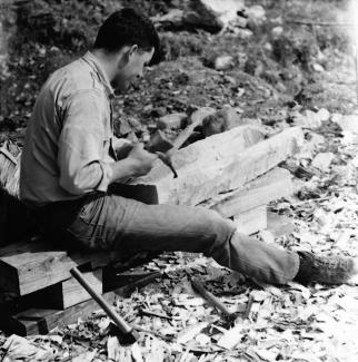 Toni Grand en train de sculpter, circa 1963.