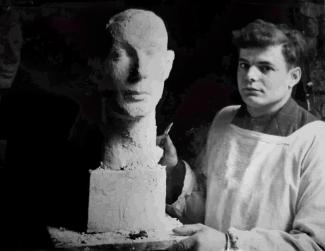 Louis Derbré sculptant.