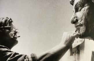 Portrait de Louis Derbré sculptant Chebel, 1978. OAM
