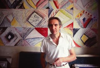 Portrait de Robert Malaval, exposition devant un mur de Pastels Vortex