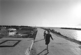 Kids on the pier, Naples, Italie 2019 ©Pascal Baudry