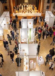 Vue générale du Salon de la céramique contemporaine dans l’Annexe Art Déco de la Mairie du 14e arrondissement ©C14-PARIS-2020.