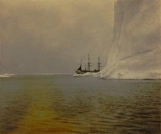 Pourquoi Pas dans les glaces au pied d'un Iceberg du Groenland de 50 m environ Pourquoi Pas dans les glaces au pied d'un Iceberg du Groenland de 50 m environ