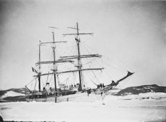 Marin Marie, photo prise avec le Kodak de le Dauphin. On aperçoit Drikkelsen sur la hune de perroquet de misaine
