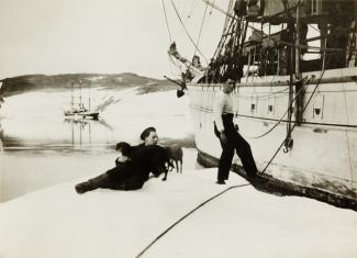 Le trois-mâts Gustav Holm,Marin Marie, Robert Rochard et les deux chiens Bobette et Rockall Le trois-mâts Gustav Holm,Marin Marie, Robert Rochard et les deux chiens Bobette et Rockall