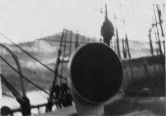 Photo prise par Marin Marie avec l'appareil 33 mm cinéma S.E.P.T d'une vague dite "en toit de maison" particulièrement dangereuse, 1926