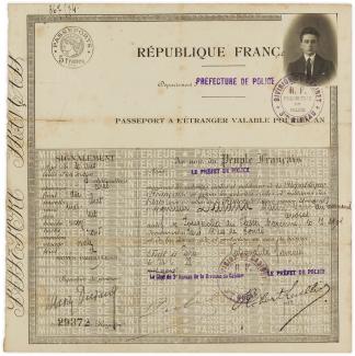 Passeport de Marin Marie, en 1922, avec le titre d'avocat.