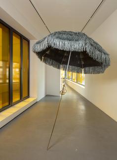 Lena Marie Emrich The Plunge, 2023, 205 x 160 x 160 cm (80,7 x 63 x 63 in) Rapier replica, Parasol (silver-grey). Edition of 2 Courtesy Espace Meyer Zafra & Artist. Photo: Ludger Baffrath