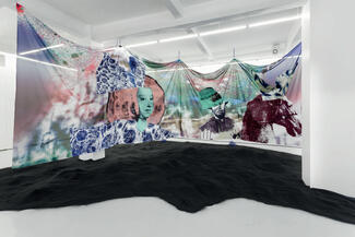 Raphaël Barontini, Tapestry from an Asteroid, 2018. Impression numérique et sérigraphie sur tissu, sable volcanique, 305 x 1000 cm. Courtesy Mariane Ibrahim.