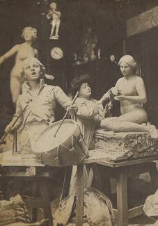 Laure Coutan-Montorgueil dans son atelier, vers 1910, photographie