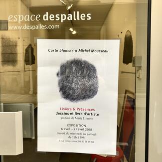Affiche de l'exposition dans la vitrine de l'Espace Despalles