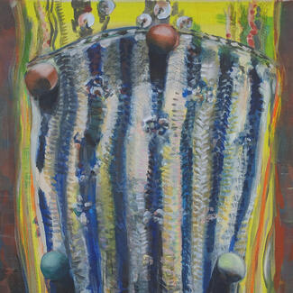 Détail du dixième portrait inspiré d'un rituel Yoruba d'Afrique de l'Ouest. Titre : Hors de soi 10. Peinture de 150 cm de hauteur et 100 cm de largeur. A la place de la face cachée : bandes verticales blanches et bleues, entourée d'un tissu jaune et de l'ocre se trouve de parte et d'autre de ce visage caché. On trouve des boules de couleurs différentes réparties entre les bandes.