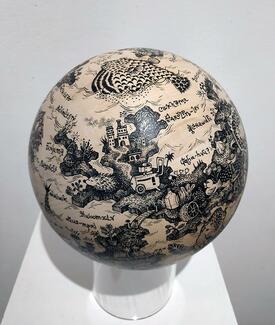 Dessins de Claire Fanjul réalisés au feutre sur bois, papier, faïence fine et oeufs d'autruche Dessins de Claire Fanjul réalisés au feutre sur bois, papier, faïence fine et oeufs d'autruche