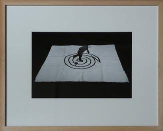 Gilbert Garcin trace Ã  main levÃ©e une immense spirale