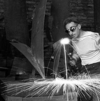Francesco Marino di Teana soude à la brasure la sculpture Hommage à Icare.