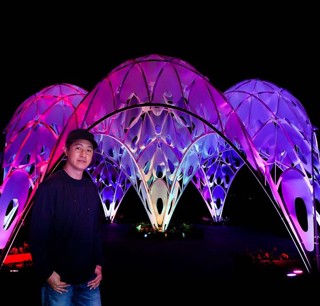 Chih Liang Liu devant son installation