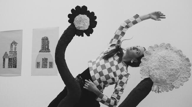 Photographie de la danseuse Lucie Van de Mootel dans l'exposition New Shapes de Bevis Matin & Charlie Youle au Shed - La maison à Maromme