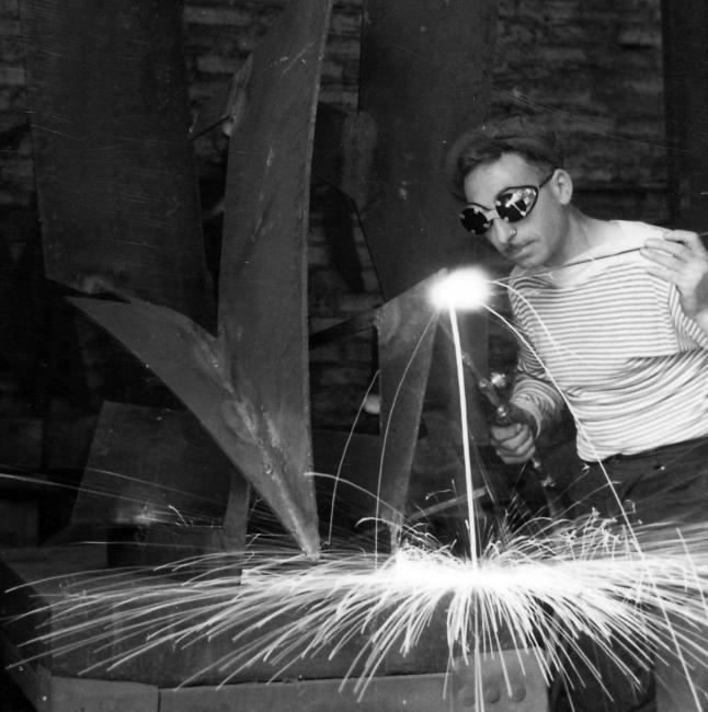 Francesco Marino di Teana soude à la brasure la sculpture Hommage à Icare.