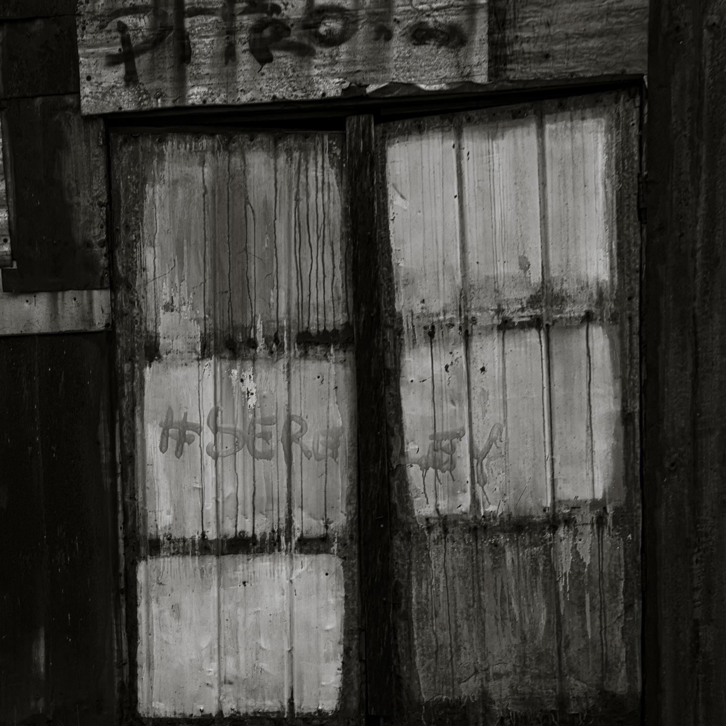 Image en noir et blanc d'une porte usée, Acub, Chiloé.