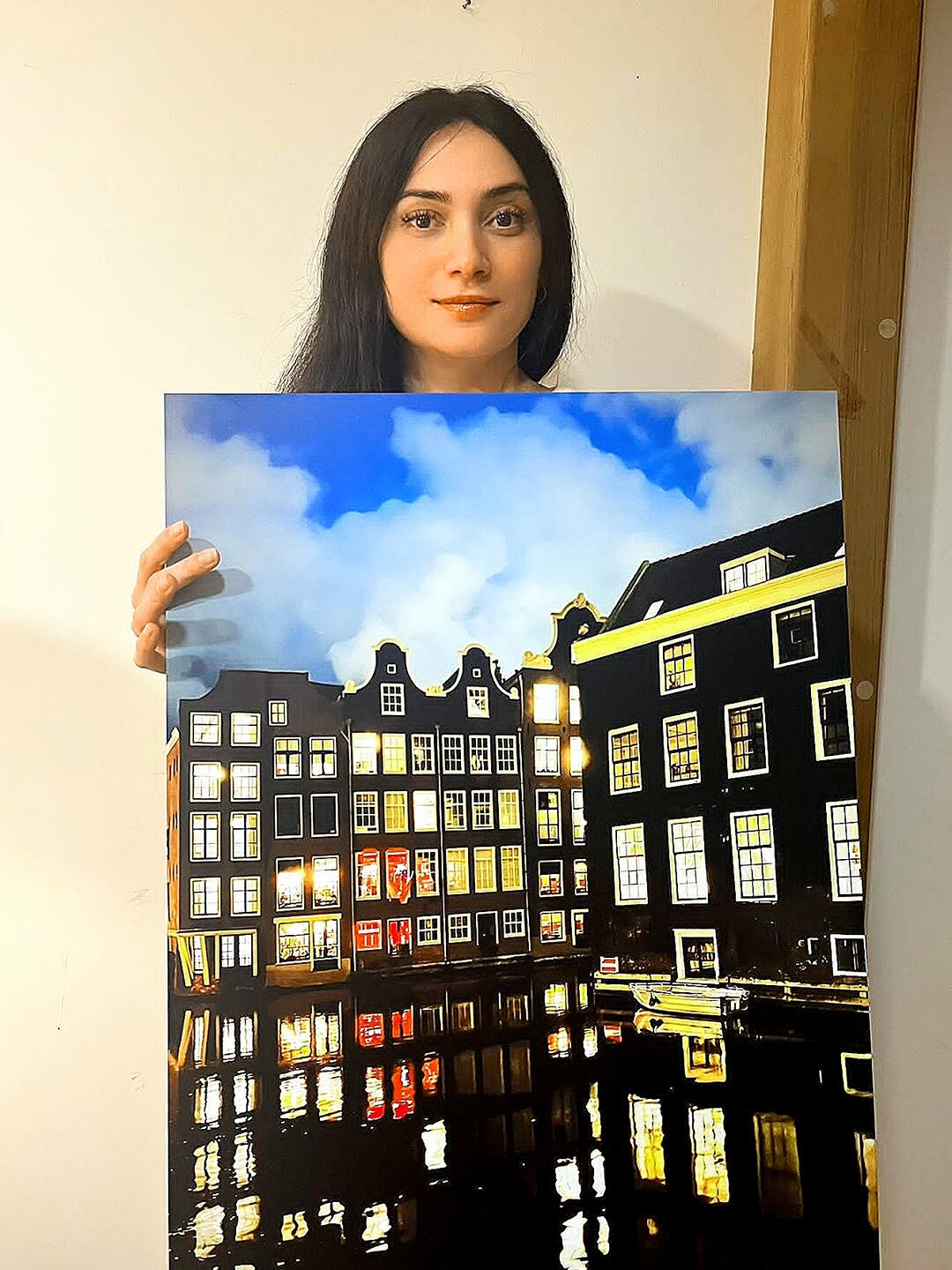 L'Artiste Kateryna Salloum avec son oeuvrz, Amsterdam", 2024